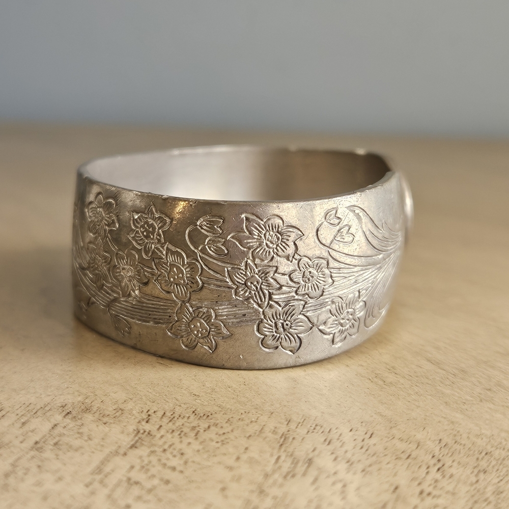 Vintage Wide Cuff Floral Engraved Bracelet Signed Narcissus 900-12 Kirk Pewter - Picture 9 of 10